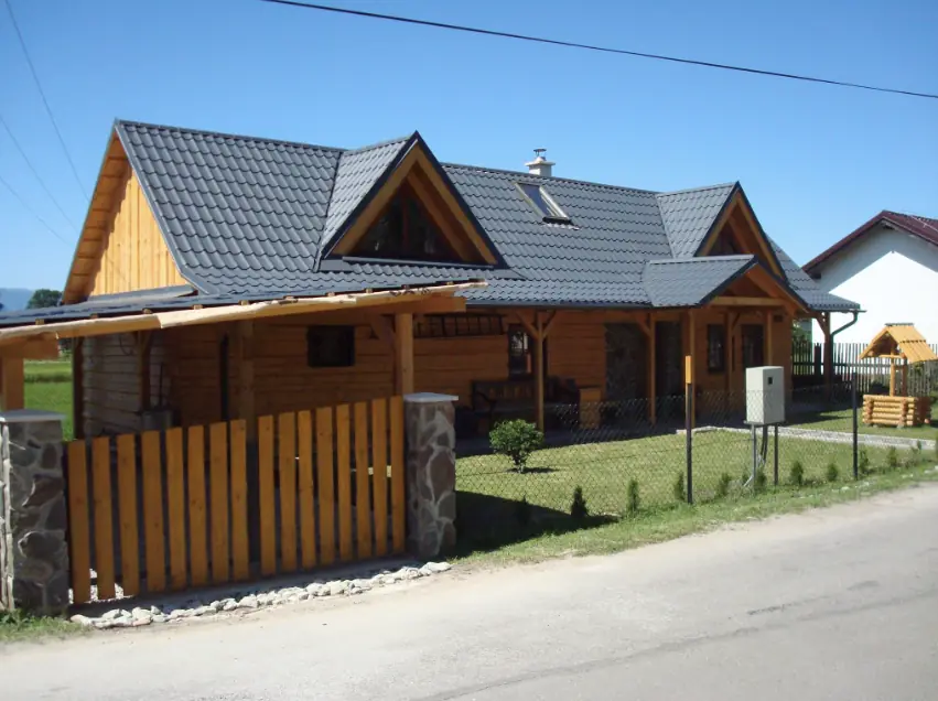 Drevenica pod Tlstou zvonku, s dreveným plotom a kamennými stĺpmi