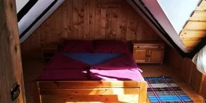 Spálňa v podkroví s manželskou posteľou