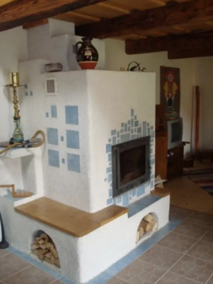 Biela kachľová pec s modrými kachľami