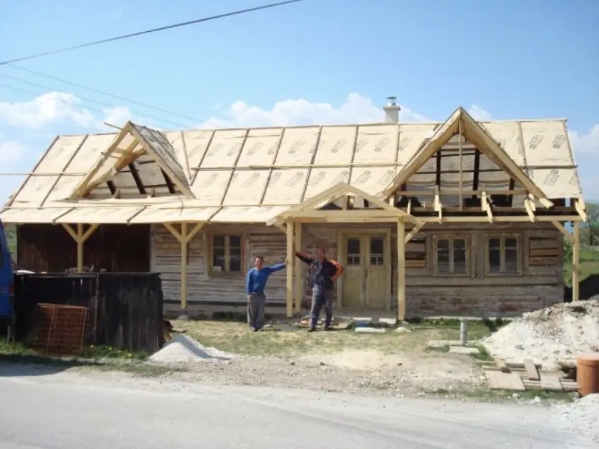 Drevenica počas rekonštrukcie, s novým krovom